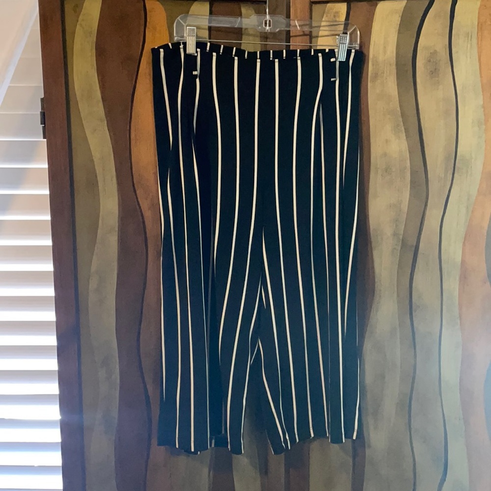 Lascana Cropped, Pleated & Striped Dress Pant. Size 8/40 (runs big)